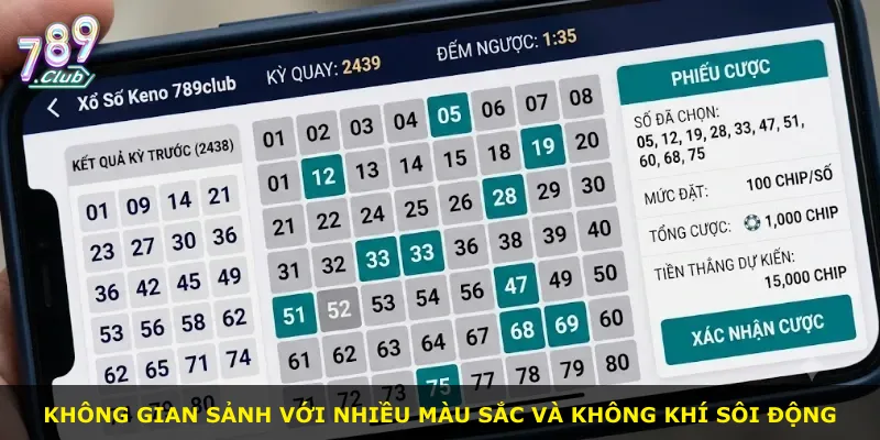 Không gian sảnh với nhiều màu sắc và không khí sôi động